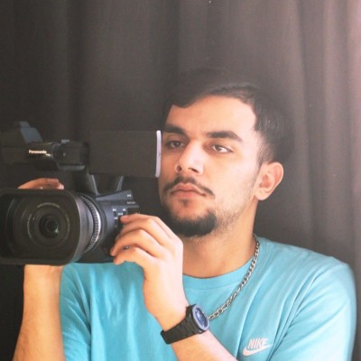 Portrait de Jan Jawish avec une caméra